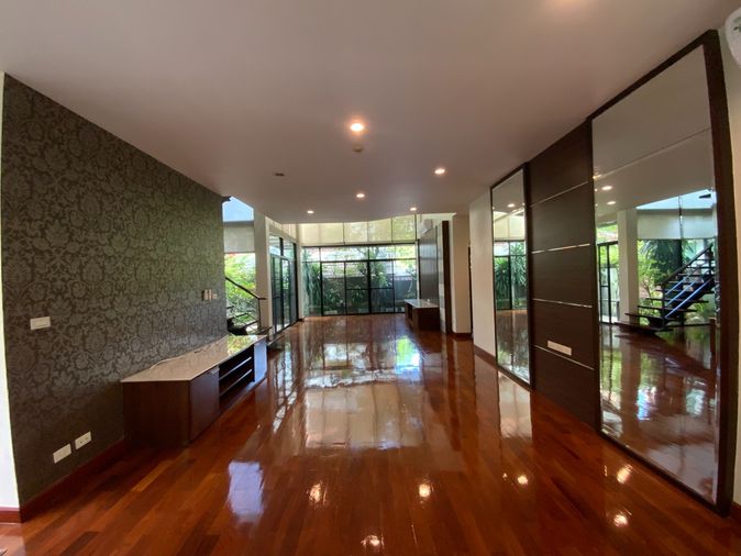 12-bed house for sale, 1240 sqm, 229 sq wah, Khlong Toei