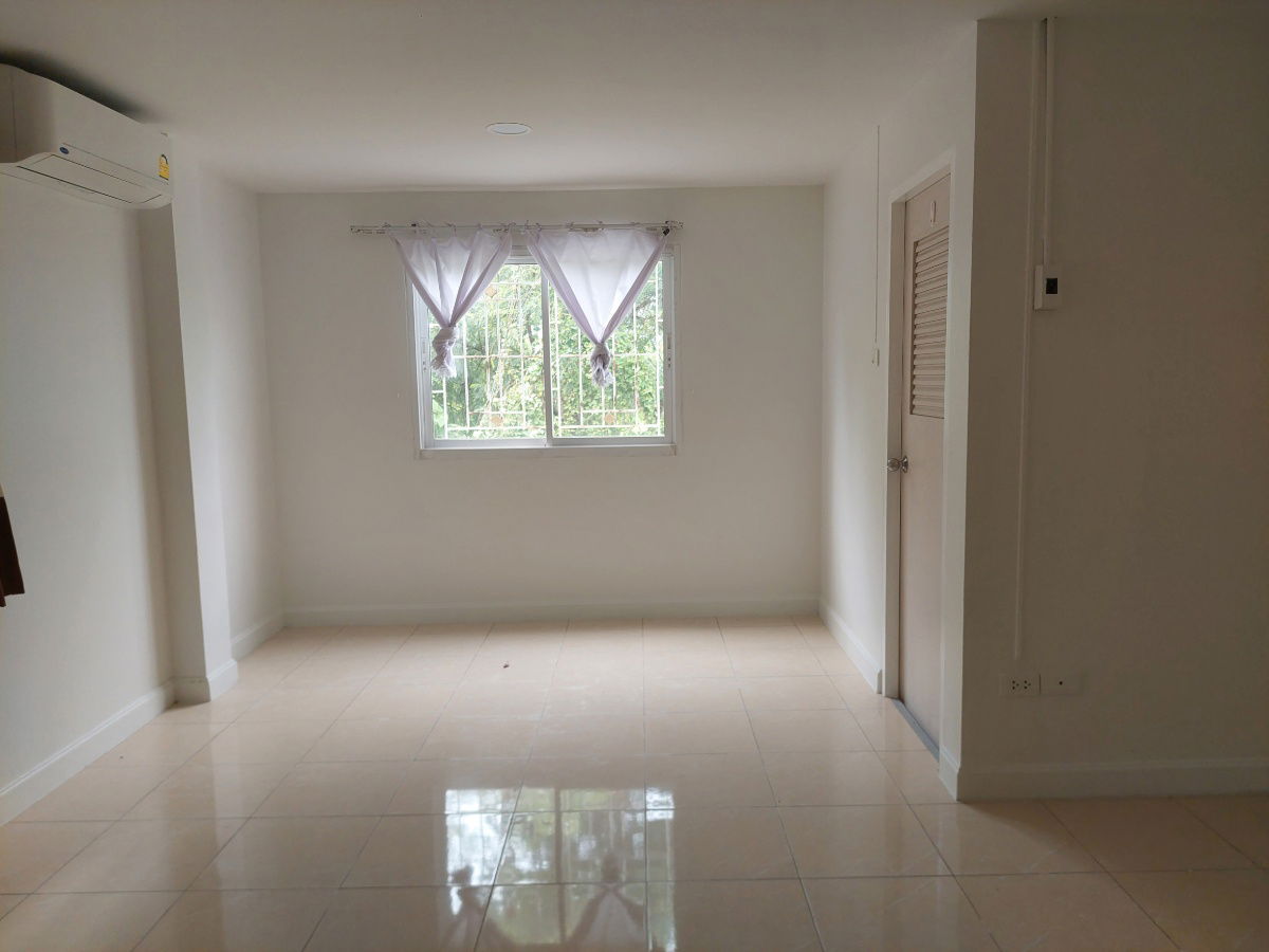 รูป ให้เช่า ทาวน์โฮม 3 ชั้น  4 ห้องนอน 5 ห้องน้ำ หมู่บ้าน อิ่มอัมพร ทวีวัฒนา  เดินทางสะดวก เข้าออกได้หลายทาง หาของกินง่าย หน้าโครงการ มีร้านสะดวกซื้อ - รูปที่ 12/24