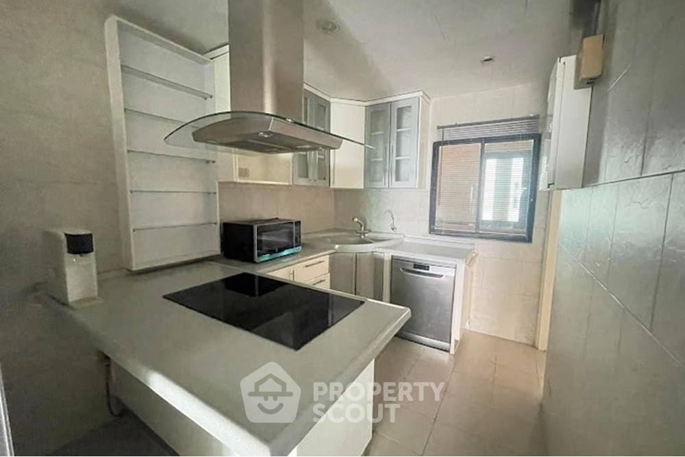 picture 3-BR Condo at Sathorn Gardens near MRT Si Lom (ID 1842476) - 7/12