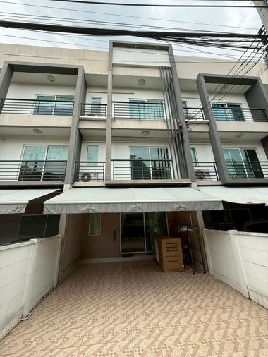 ให้เช่าทาวน์โฮม 3 ห้องนอน 178 ตร.ม. 20 ตร.ว. บ้านกลางเมือง สุขุมวิท 77