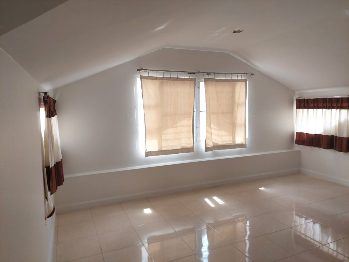 รูป ให้เช่า ทาวน์โฮม 3 ชั้น  4 ห้องนอน 5 ห้องน้ำ หมู่บ้าน อิ่มอัมพร ทวีวัฒนา  เดินทางสะดวก เข้าออกได้หลายทาง หาของกินง่าย หน้าโครงการ มีร้านสะดวกซื้อ - รูปที่ 23/24