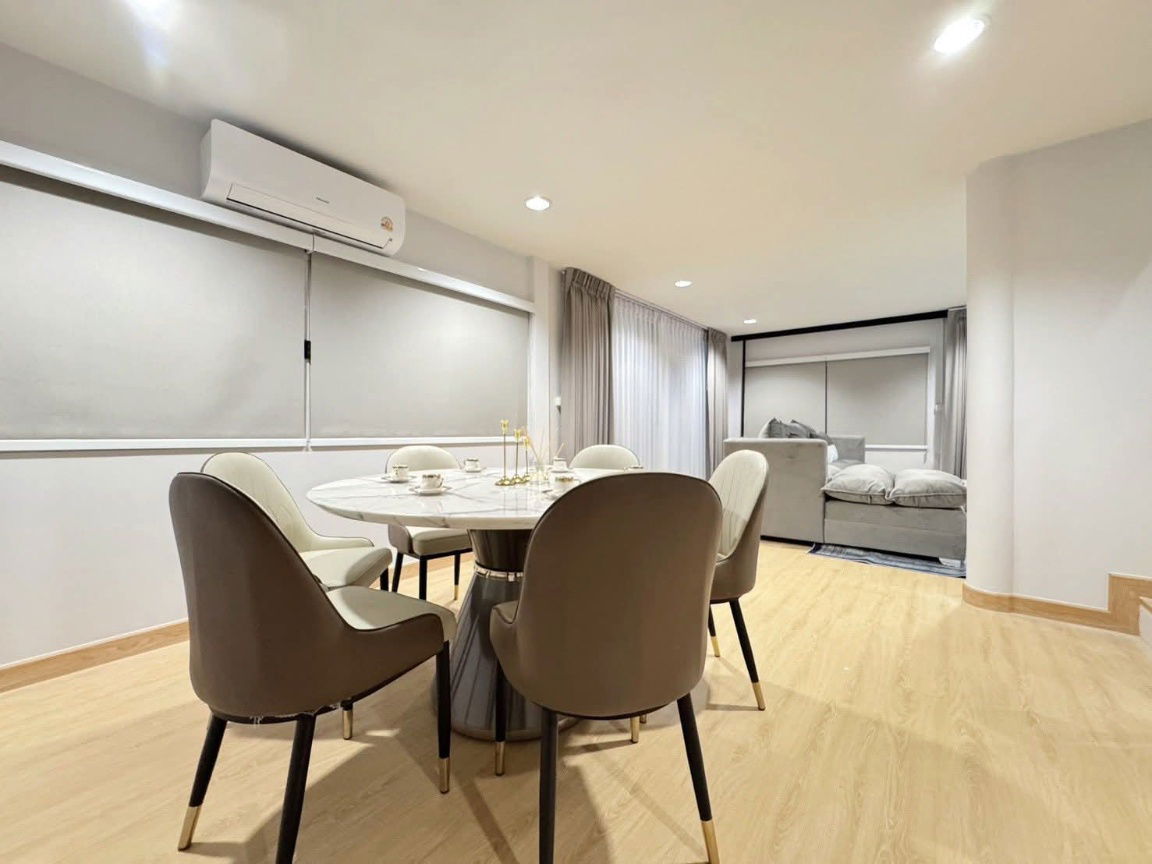 picture Luxury decorated detached house for rent with swimming pool, 5 bedrooms, near MRT Sutthisan - 8/16