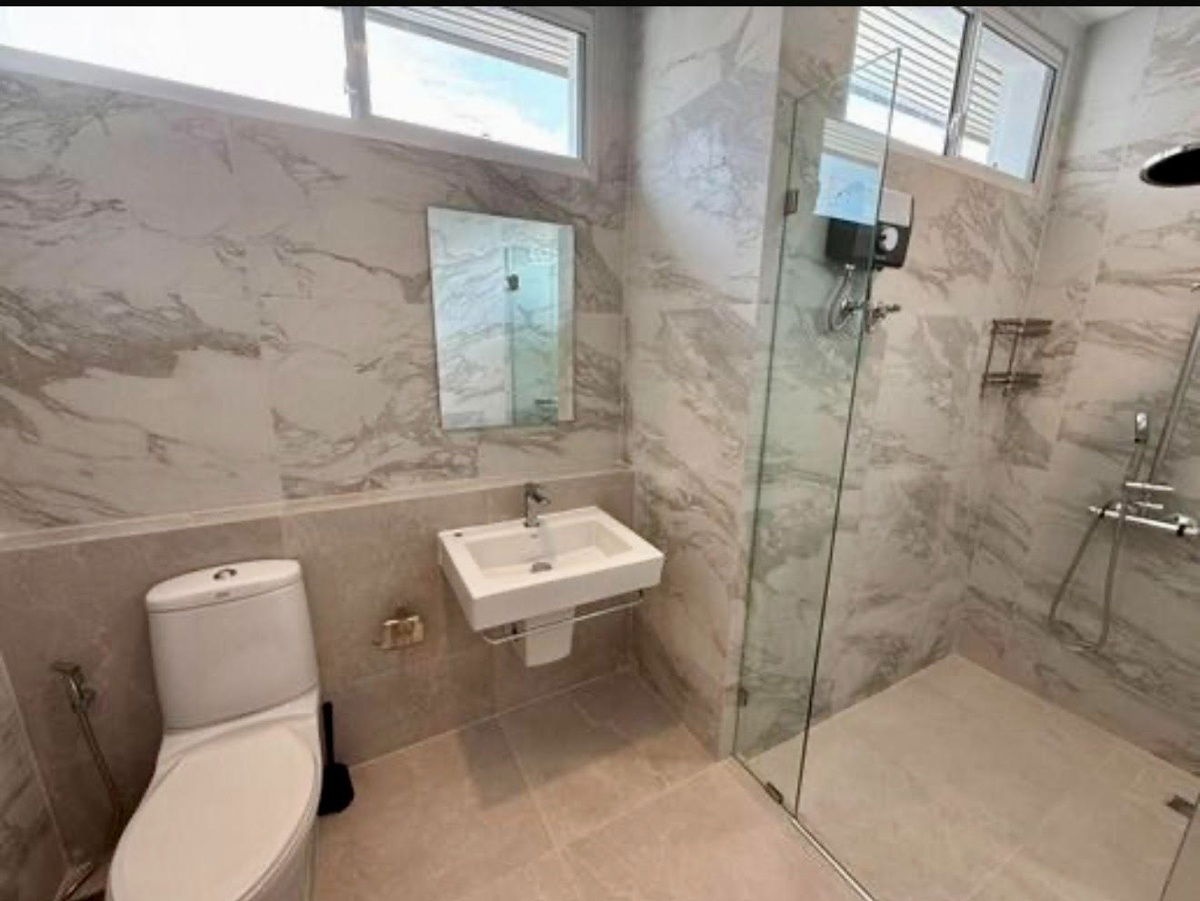 picture code : E28 Nantawarn Rama 9 - Onnut - 2/13