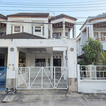 Townhouse for rent in Chuan Chuen Village, Pattanakarn (SPSAD3670)