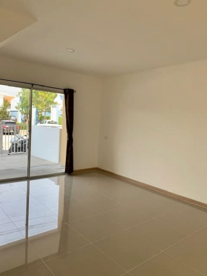 รูป บ้านสภาพดี ทำเลดีที่สุดในโครงการ อยู่ฝั่งถนนหลัก ไม่อึดอัด ร่มทั้งวัน 🌿
- รูปที่ 5/16