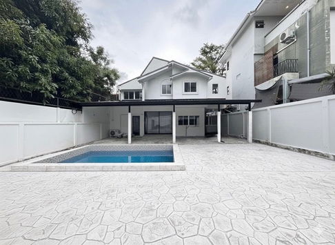 Luxury decorated detached house for rent with swimming pool, 5 bedrooms, near MRT Sutthisan