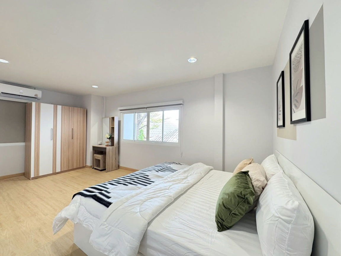 picture Luxury decorated detached house for rent with swimming pool, 5 bedrooms, near MRT Sutthisan - 13/16