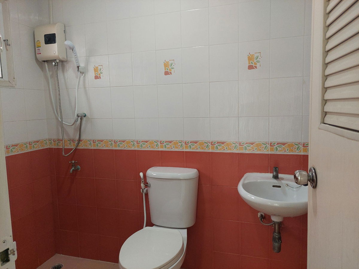 รูป ให้เช่า ทาวน์โฮม 3 ชั้น  4 ห้องนอน 5 ห้องน้ำ หมู่บ้าน อิ่มอัมพร ทวีวัฒนา  เดินทางสะดวก เข้าออกได้หลายทาง หาของกินง่าย หน้าโครงการ มีร้านสะดวกซื้อ - รูปที่ 19/24