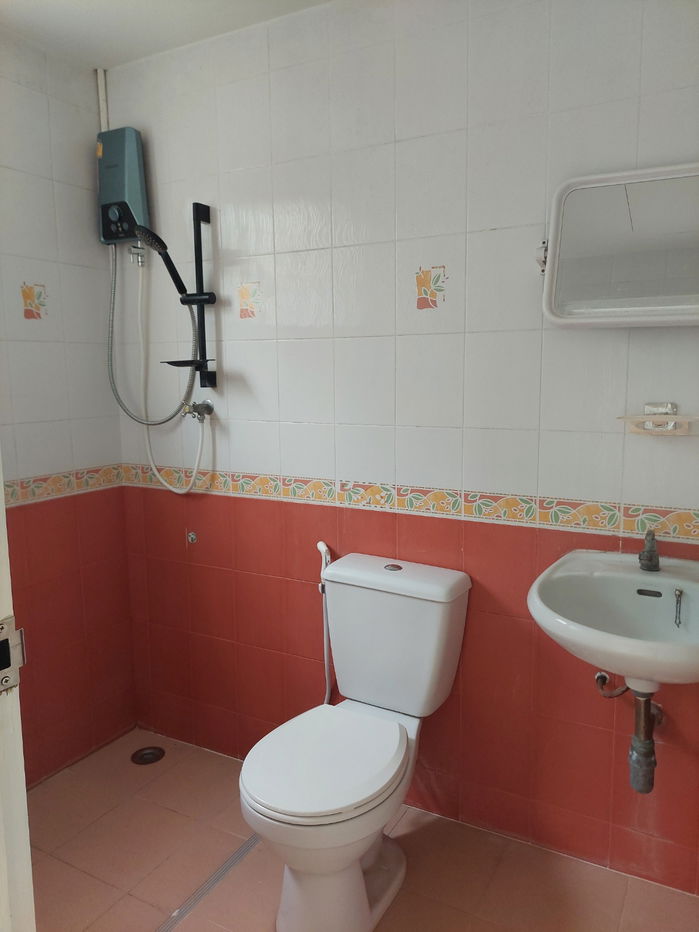 รูป ให้เช่า ทาวน์โฮม 3 ชั้น  4 ห้องนอน 5 ห้องน้ำ หมู่บ้าน อิ่มอัมพร ทวีวัฒนา  เดินทางสะดวก เข้าออกได้หลายทาง หาของกินง่าย หน้าโครงการ มีร้านสะดวกซื้อ - รูปที่ 11/24