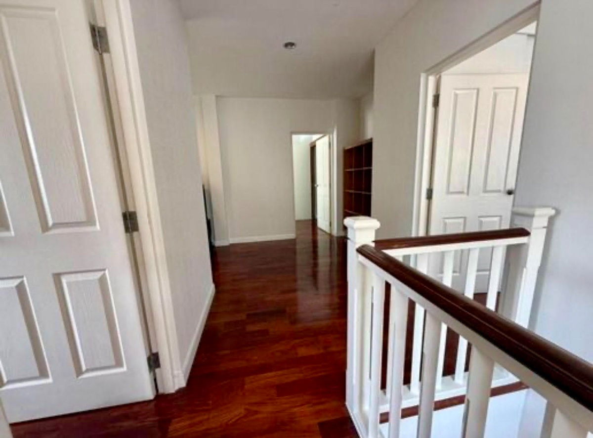 picture code : E28 Nantawarn Rama 9 - Onnut - 3/13