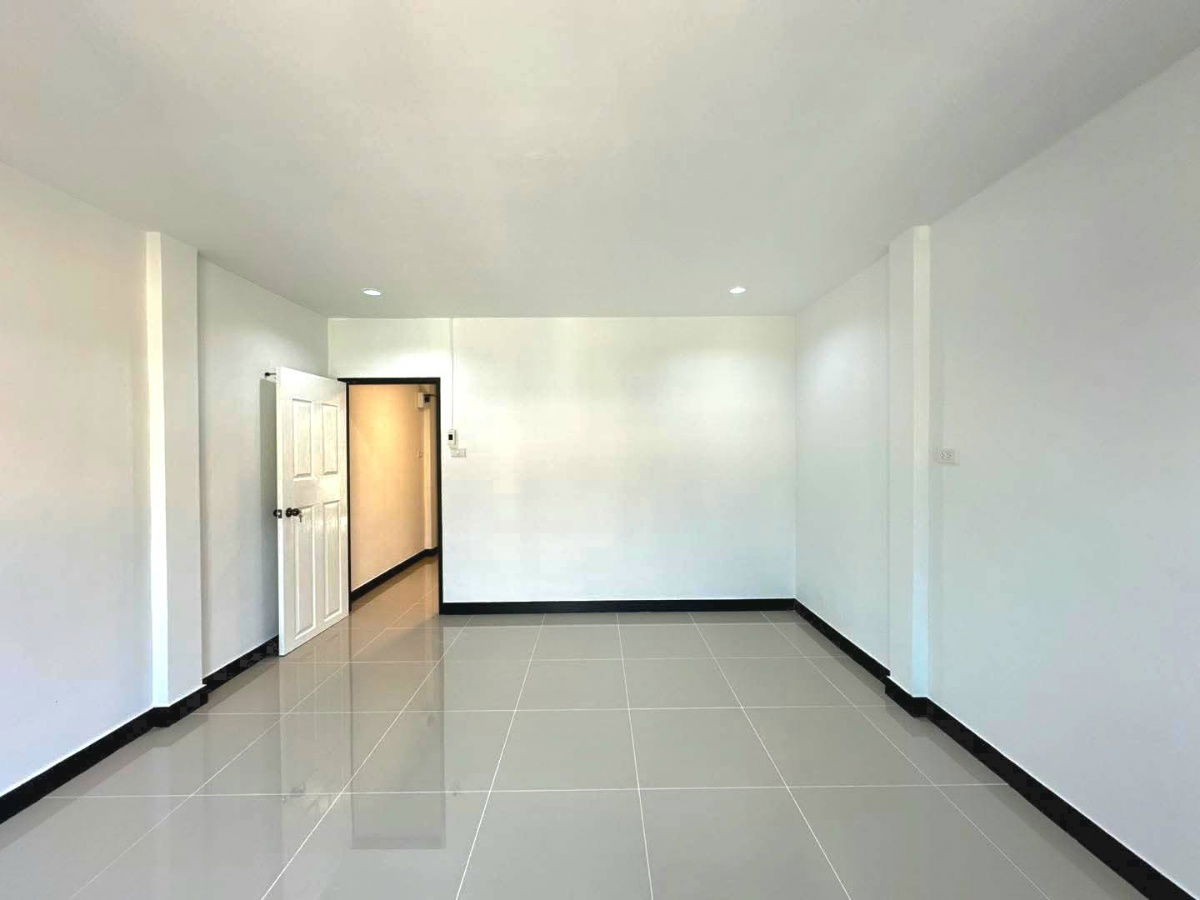 รูป ทาวน์เฮ้าส์ รีโนเวทใหม่ ทำเลดี ตกแต่งใหม่ หมู่บ้าน เคซี รามอินทรา 8  (ซ.26 )ถนนไทยรามัญ คลองสามวา พร้อมเฟอร์นิเจอร์ - รูปที่ 9/12