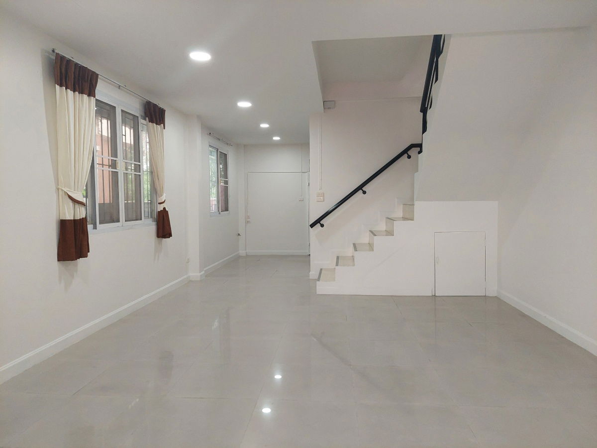 รูป ให้เช่า ทาวน์โฮม 3 ชั้น  4 ห้องนอน 5 ห้องน้ำ หมู่บ้าน อิ่มอัมพร ทวีวัฒนา  เดินทางสะดวก เข้าออกได้หลายทาง หาของกินง่าย หน้าโครงการ มีร้านสะดวกซื้อ - รูปที่ 9/24