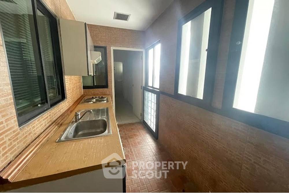 picture 3-BR Condo at Sathorn Gardens near MRT Si Lom (ID 1842476) - 9/12