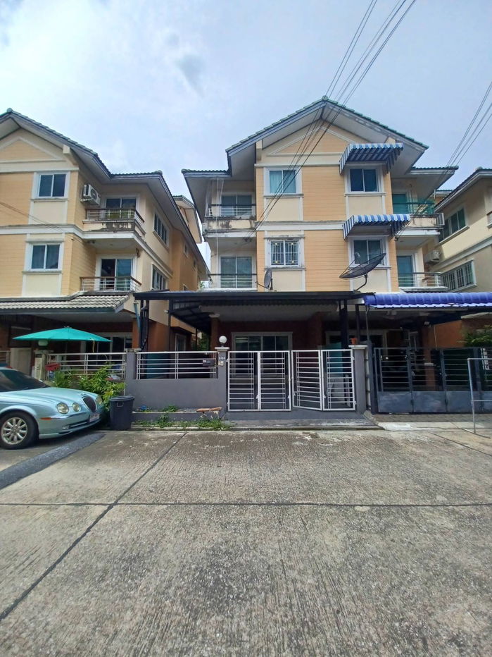 รูป ให้เช่า ทาวน์โฮม 3 ชั้น  4 ห้องนอน 5 ห้องน้ำ หมู่บ้าน อิ่มอัมพร ทวีวัฒนา  เดินทางสะดวก เข้าออกได้หลายทาง หาของกินง่าย หน้าโครงการ มีร้านสะดวกซื้อ - รูปที่ 1/24