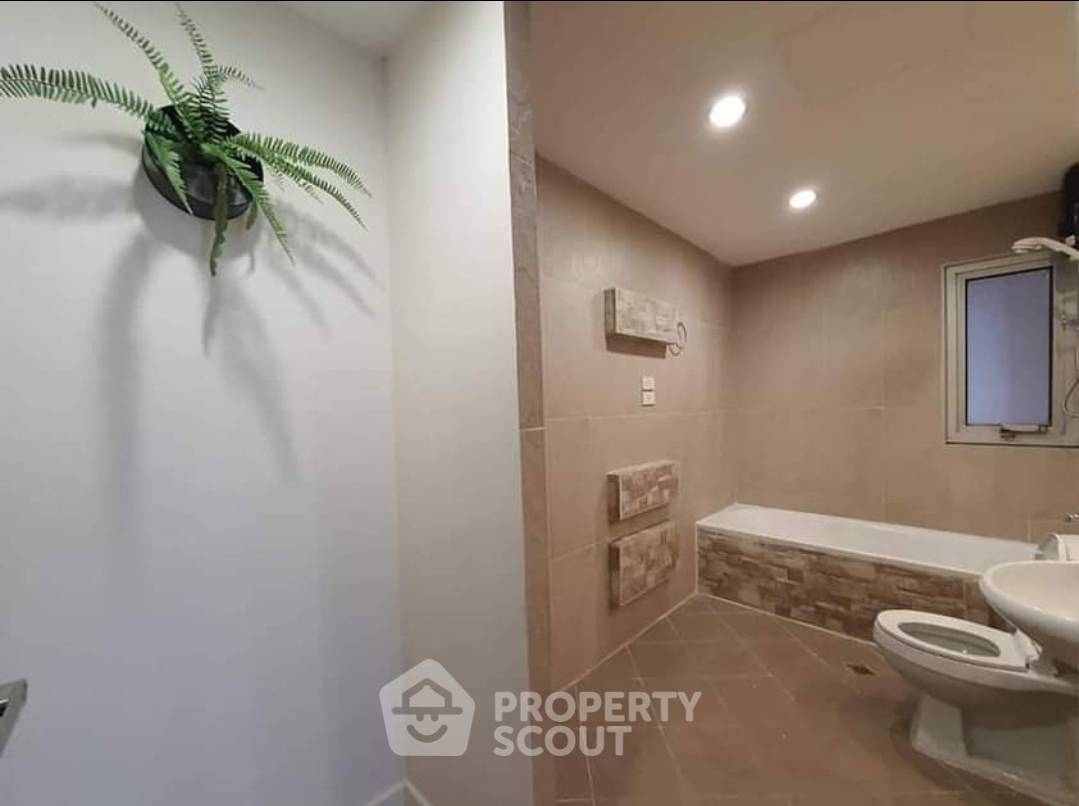 picture 2-BR Condo at Riviera Up Condominium Muang Thong Thani in Ban Mai (ID 1430622) - 11/13