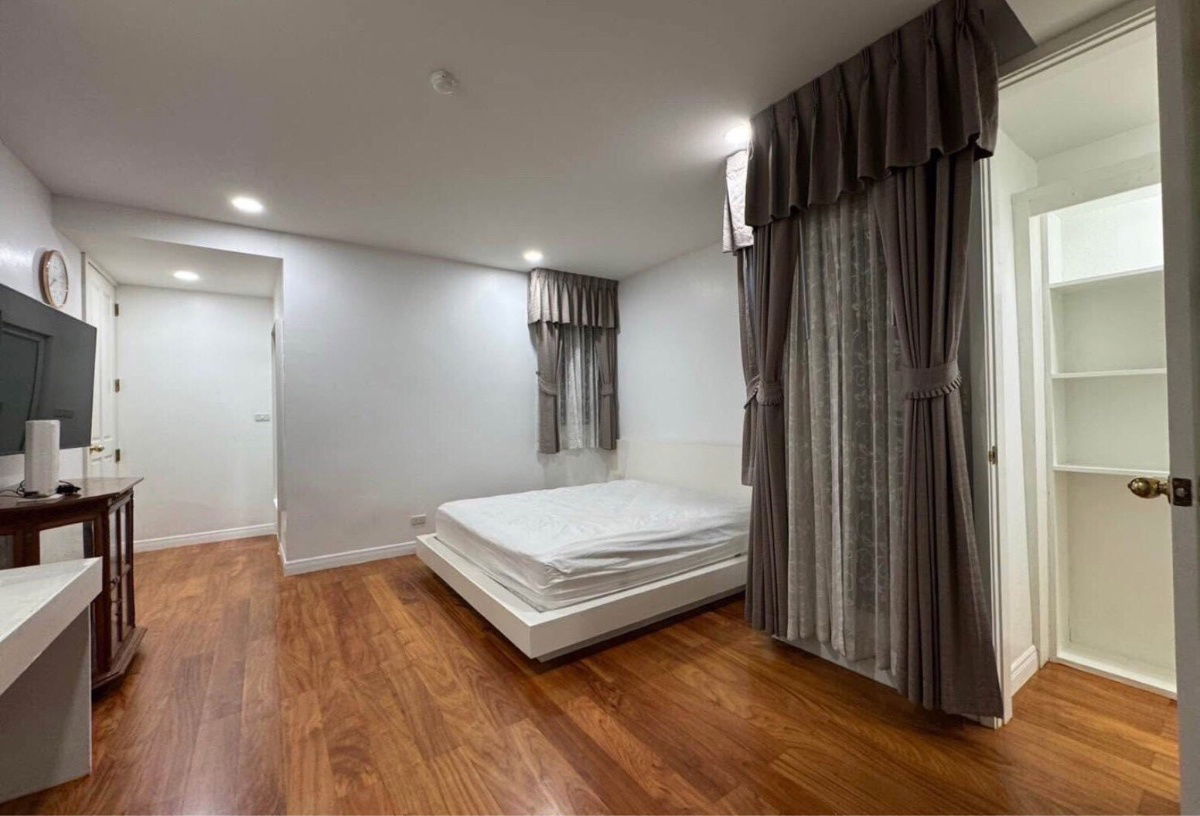 picture Baan Thanon              Sarasin  - 4/10