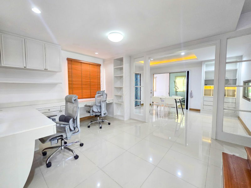 รูป ให้เช่า บ้านเดี่ยว 2 ชั้น หมู่บ้าน เฮ้าส์ ออฟ เดอะ คานารี่ – สวนเสือศรีราชา เฟอร์นิเจอร์บิ้วอิน พร้อมเครื่องใช้ไฟฟ้าครบ จอดรถได้ 2 คัน พร้อมเข้าอยู่ - รูปที่ 4/21