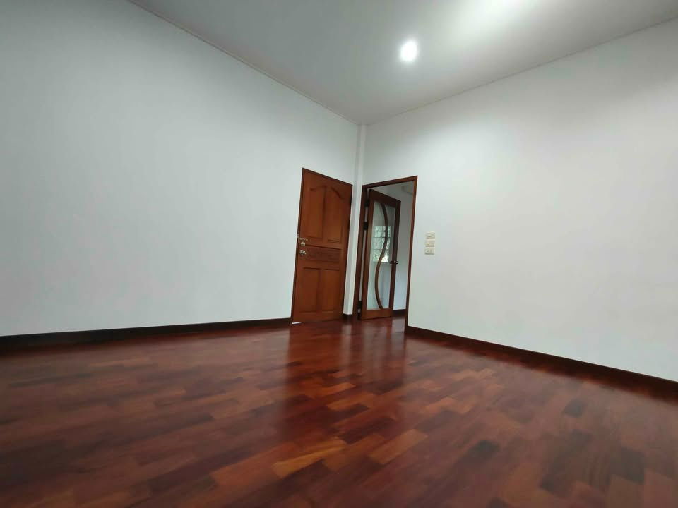 รูป HR3064ให้เช่าบ้านเดี่ยวชั้นเดียว สไตล์ Tropical Cozy ในทำเลศักยภาพ โชคชัย 4 สตรีวิทยา 2 - รูปที่ 8/10