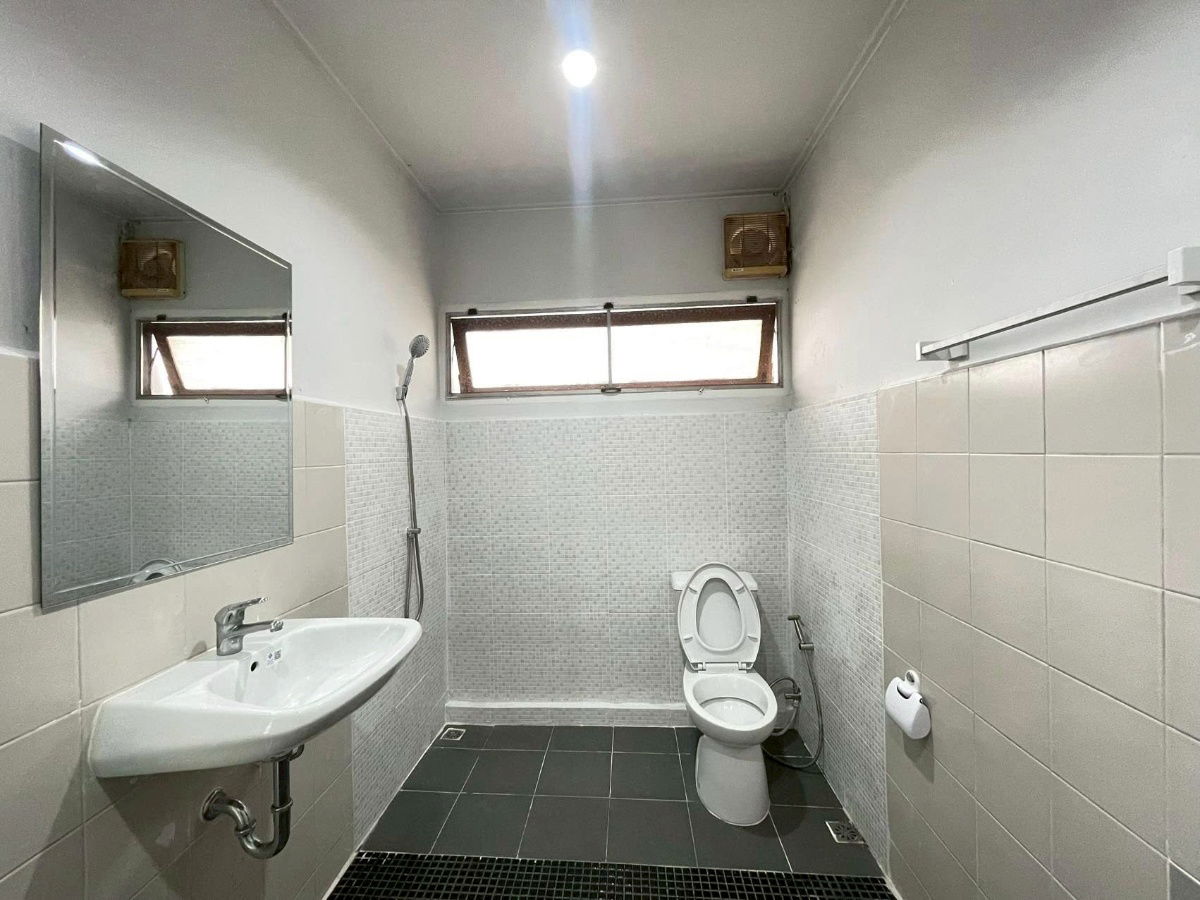 picture LTH13680 – House for Rent | House in Ratchada 19 | 550 sqm | 6 Beds 4 Baths | Near BTS Mo Chit | 100K/Month - 10/10