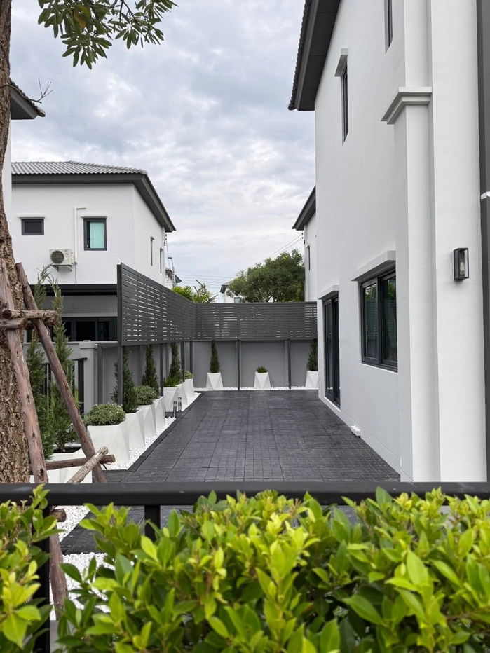 picture FOR RENT !! : Grande Pleno Sukhumvit - Bangna  | 80K. per month |  Land: 161 sq.m | 46.4 sq.wah  3Beds4Baths  Parking: 2 cars  - 18/24