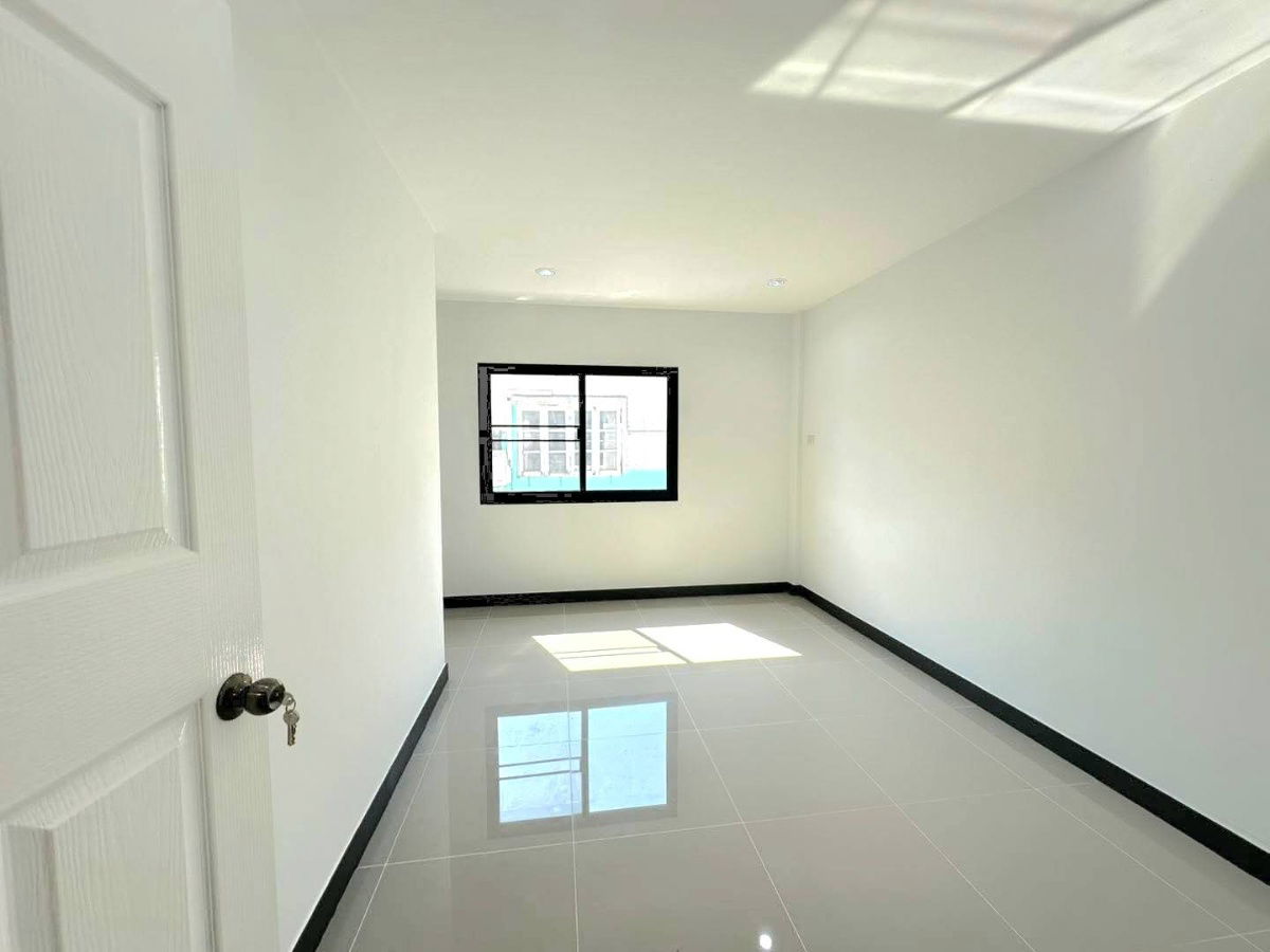 รูป ทาวน์เฮ้าส์ รีโนเวทใหม่ ทำเลดี ตกแต่งใหม่ หมู่บ้าน เคซี รามอินทรา 8  (ซ.26 )ถนนไทยรามัญ คลองสามวา พร้อมเฟอร์นิเจอร์ - รูปที่ 8/12