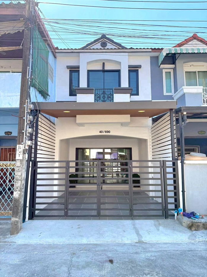 รูป ทาวน์เฮ้าส์ รีโนเวทใหม่ ทำเลดี ตกแต่งใหม่ หมู่บ้าน เคซี รามอินทรา 8  (ซ.26 )ถนนไทยรามัญ คลองสามวา พร้อมเฟอร์นิเจอร์ - รูปที่ 1/12