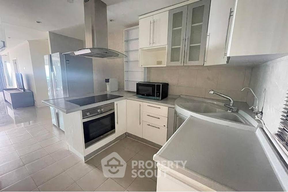 picture 3-BR Condo at Sathorn Gardens near MRT Si Lom (ID 1842476) - 6/12