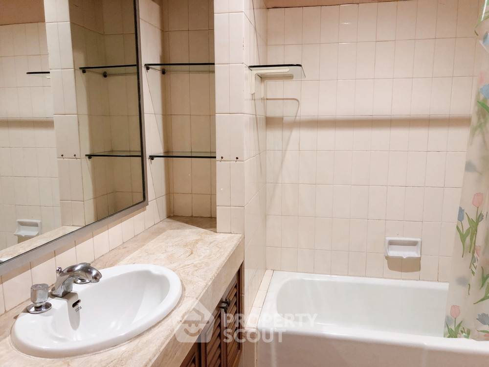 picture 2-BR Condo at River House Condominium near MRT Hua Lamphong (ID 373817) - 4/13