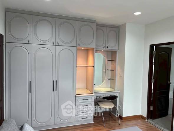 รูป คอนโด 2-ห้องนอน ที่ สาธร เฮ้าส์ คอนโดมิเนียม ใกล้ BTS สุรศักดิ์ (ID 2452473) - รูปที่ 4/4