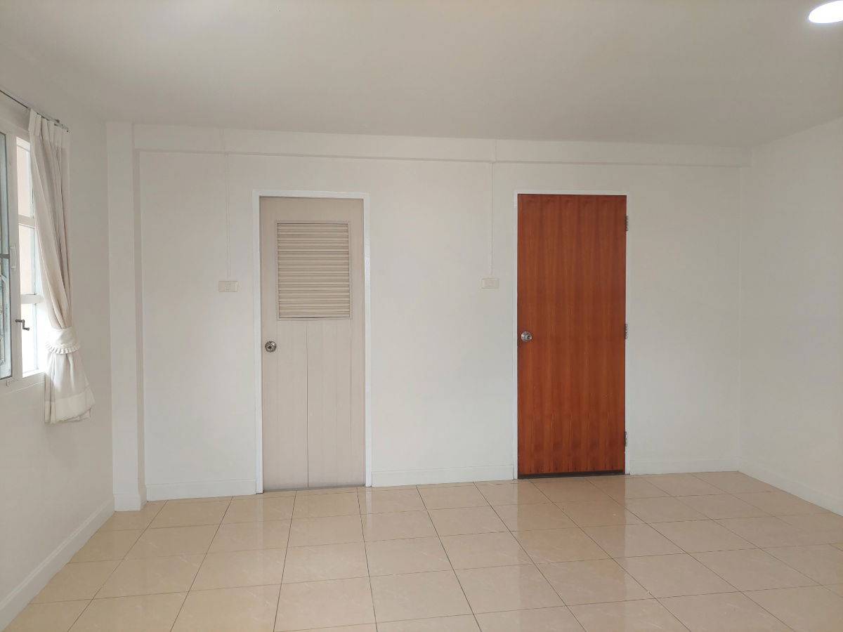 รูป ให้เช่า ทาวน์โฮม 3 ชั้น  4 ห้องนอน 5 ห้องน้ำ หมู่บ้าน อิ่มอัมพร ทวีวัฒนา  เดินทางสะดวก เข้าออกได้หลายทาง หาของกินง่าย หน้าโครงการ มีร้านสะดวกซื้อ - รูปที่ 17/24