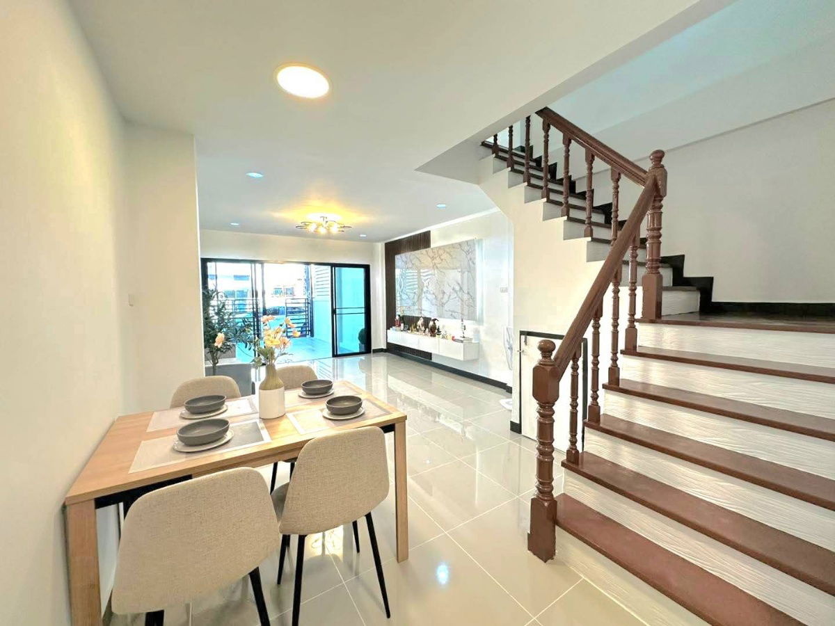 รูป ทาวน์เฮ้าส์ รีโนเวทใหม่ ทำเลดี ตกแต่งใหม่ หมู่บ้าน เคซี รามอินทรา 8  (ซ.26 )ถนนไทยรามัญ คลองสามวา พร้อมเฟอร์นิเจอร์ - รูปที่ 5/12