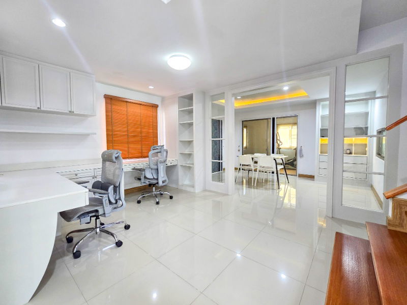 รูป ให้เช่า บ้านเดี่ยว 2 ชั้น หมู่บ้าน เฮ้าส์ ออฟ เดอะ คานารี่ – สวนเสือศรีราชา เฟอร์นิเจอร์บิ้วอิน พร้อมเครื่องใช้ไฟฟ้าครบ จอดรถได้ 2 คัน พร้อมเข้าอยู่ - รูปที่ 15/21