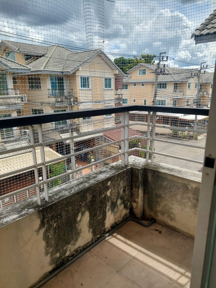 รูป ให้เช่า ทาวน์โฮม 3 ชั้น  4 ห้องนอน 5 ห้องน้ำ หมู่บ้าน อิ่มอัมพร ทวีวัฒนา  เดินทางสะดวก เข้าออกได้หลายทาง หาของกินง่าย หน้าโครงการ มีร้านสะดวกซื้อ - รูปที่ 18/24