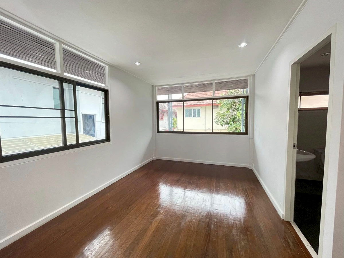 picture LTH13680 – House for Rent | House in Ratchada 19 | 550 sqm | 6 Beds 4 Baths | Near BTS Mo Chit | 100K/Month - 6/10