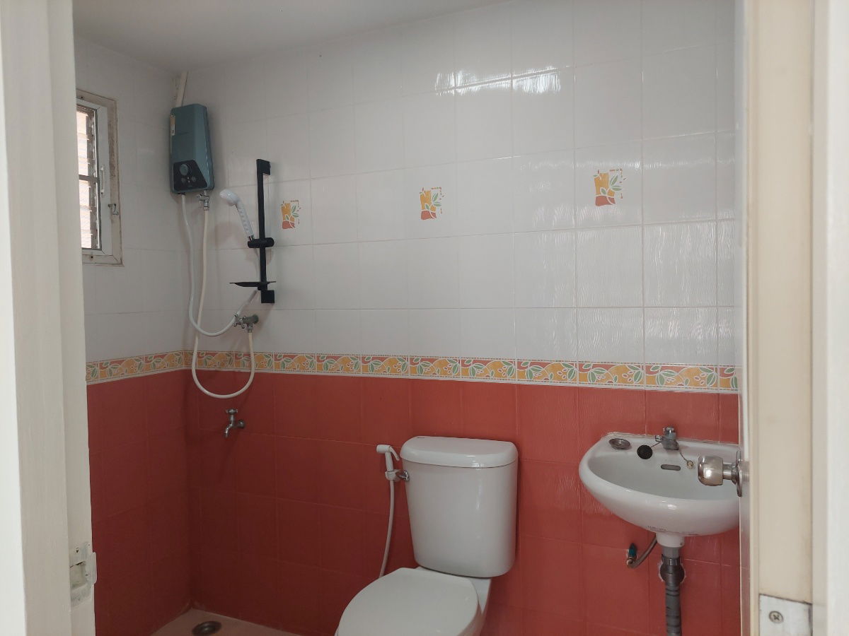 รูป ให้เช่า ทาวน์โฮม 3 ชั้น  4 ห้องนอน 5 ห้องน้ำ หมู่บ้าน อิ่มอัมพร ทวีวัฒนา  เดินทางสะดวก เข้าออกได้หลายทาง หาของกินง่าย หน้าโครงการ มีร้านสะดวกซื้อ - รูปที่ 13/24