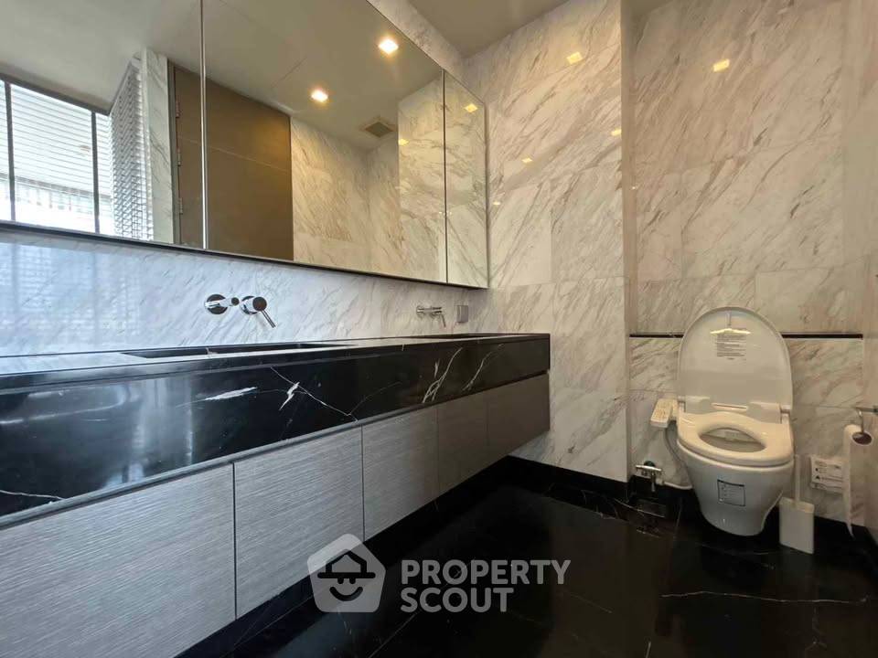 picture 2-BR Condo at Saladaeng One near MRT Si Lom (ID 2374443) - 4/11