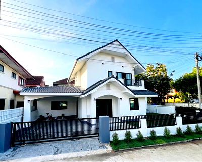 Houses for sale Ruamchok Mall : Two-storey detached house for sale  3 bedrooms 3 bathrooms and 2 parkings.