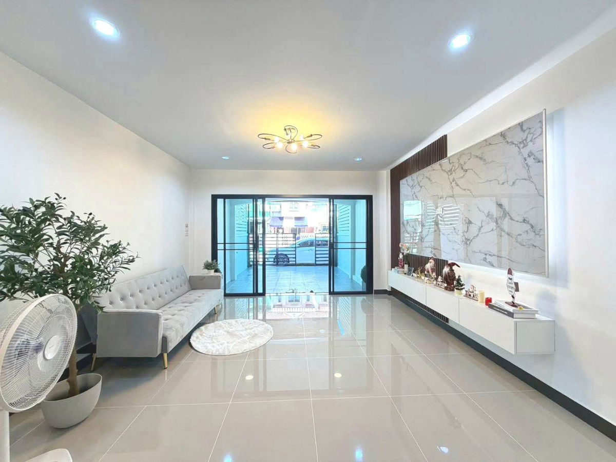รูป ทาวน์เฮ้าส์ รีโนเวทใหม่ ทำเลดี ตกแต่งใหม่ หมู่บ้าน เคซี รามอินทรา 8  (ซ.26 )ถนนไทยรามัญ คลองสามวา พร้อมเฟอร์นิเจอร์ - รูปที่ 3/12