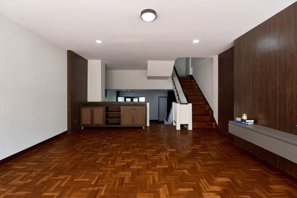 รูป ให้เช่าทาวน์โฮม 4 ชั้น  4 ห้องนอน 5 ห้องน้ำ 1 ห้องรับแขก 1 ห้องครัว   2  ที่จอดรถ - รูปที่ 2/23