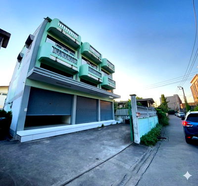 Shophouses for rent Bang Na Tai : Commercial building for rent on Sukhumvit 105 Road (SPSAD3671)