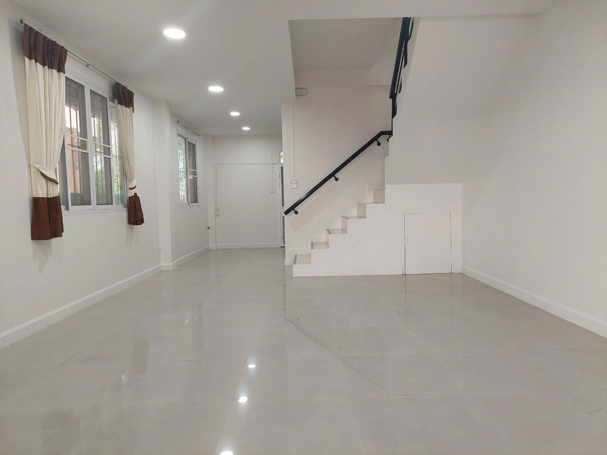 รูป ให้เช่า ทาวน์โฮม 3 ชั้น  4 ห้องนอน 5 ห้องน้ำ หมู่บ้าน อิ่มอัมพร ทวีวัฒนา  เดินทางสะดวก เข้าออกได้หลายทาง หาของกินง่าย หน้าโครงการ มีร้านสะดวกซื้อ - รูปที่ 8/24