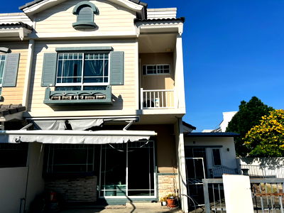 Townhouses for sale : Corner Unit! 2floors Townhome at Indy 2 Bangna Km.7. Features a spacious side yard suitable for future expansion.