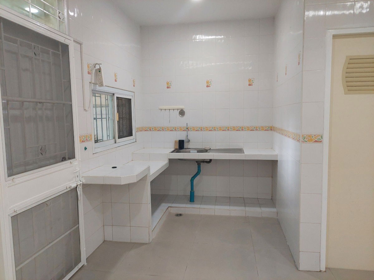 รูป ให้เช่า ทาวน์โฮม 3 ชั้น  4 ห้องนอน 5 ห้องน้ำ หมู่บ้าน อิ่มอัมพร ทวีวัฒนา  เดินทางสะดวก เข้าออกได้หลายทาง หาของกินง่าย หน้าโครงการ มีร้านสะดวกซื้อ - รูปที่ 6/24