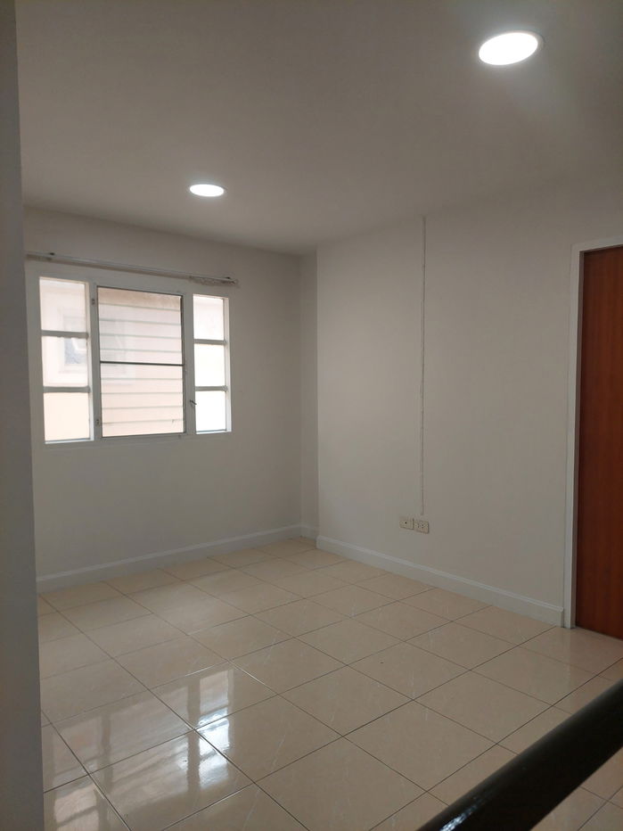 รูป ให้เช่า ทาวน์โฮม 3 ชั้น  4 ห้องนอน 5 ห้องน้ำ หมู่บ้าน อิ่มอัมพร ทวีวัฒนา  เดินทางสะดวก เข้าออกได้หลายทาง หาของกินง่าย หน้าโครงการ มีร้านสะดวกซื้อ - รูปที่ 20/24