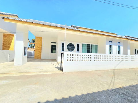 Single storey house for rent with 3 bedrooms,2 toilets and 1 kitchen.