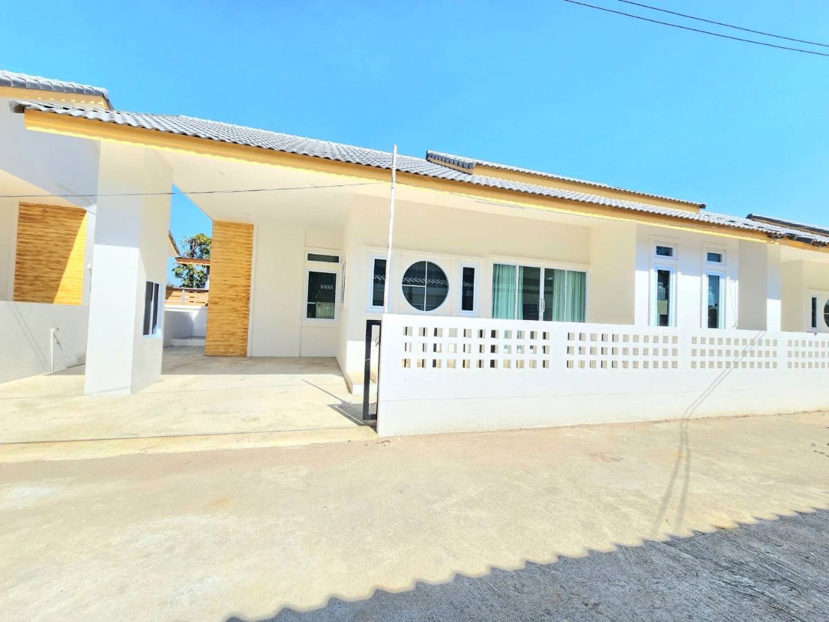 picture Single storey house for rent with 3 bedrooms,2 toilets and 1 kitchen. - 1/13