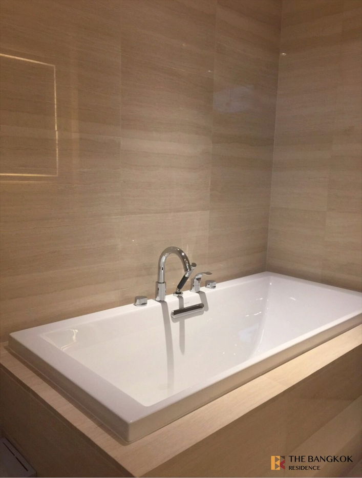 รูป Enjoy Breathtaking Views at The XXXIX, 💫 High Floor Unit, Near BTS Phrom Phong - รูปที่ 14/15