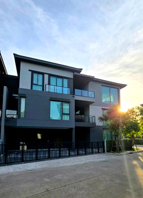 บ้านเดี่ยวให้เช่า : HR3062ให้เช่าบ้านหรู 3 ชั้น มีลิฟท์ โครงการบ้านกลางเมือง ดิอิดิชั่น บางนา Fully Furnished พร้อมเข้าอยู่ 