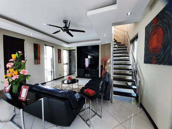 picture Palm Oasis Villas for Sale - 4/17