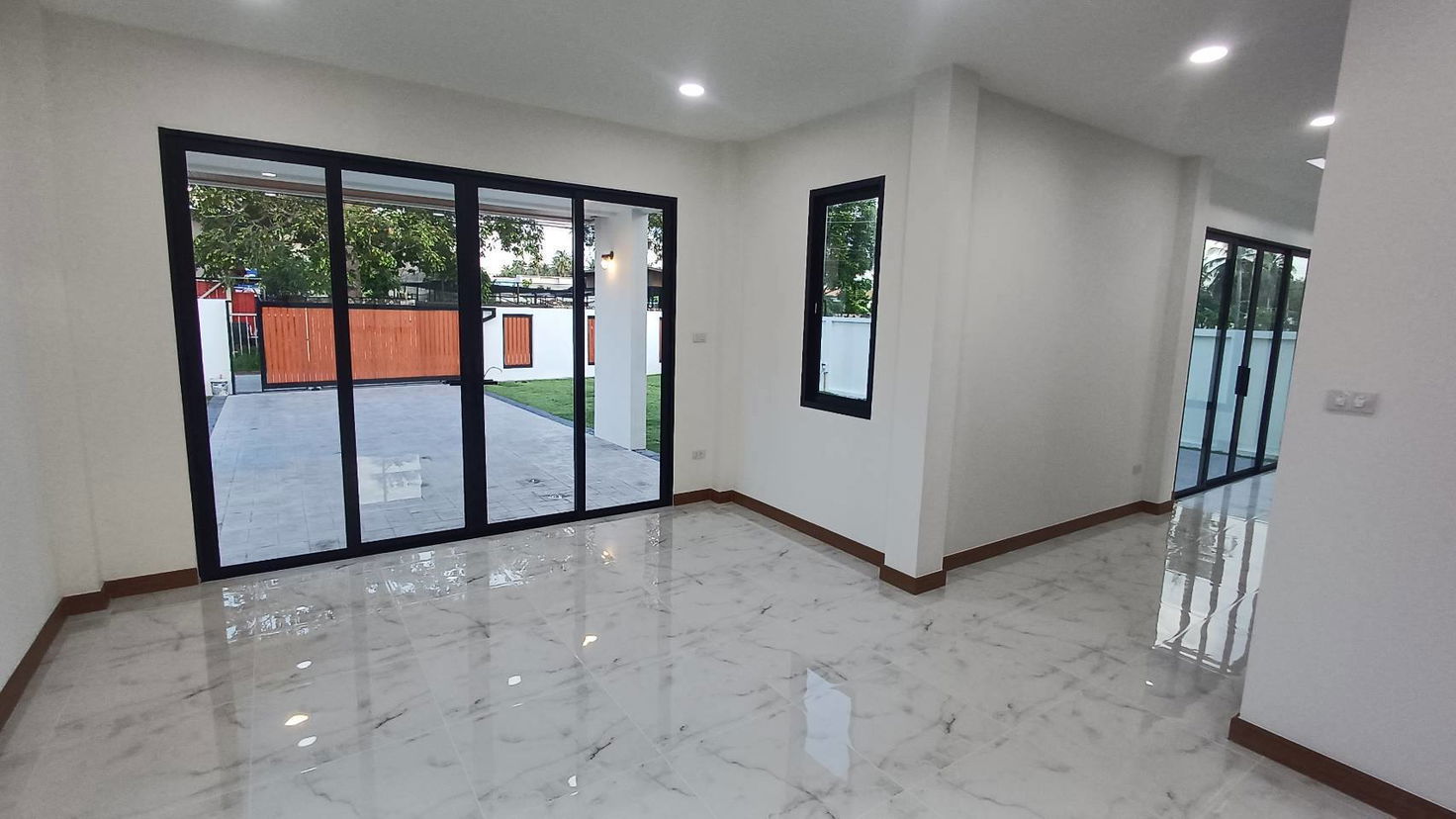 รูป ขายบ้านเดี่ยว 2 ชั้น สไตล์โมเดิร์น 3 ห้องนอน ในห้วยใหญ่ - รูปที่ 5/9